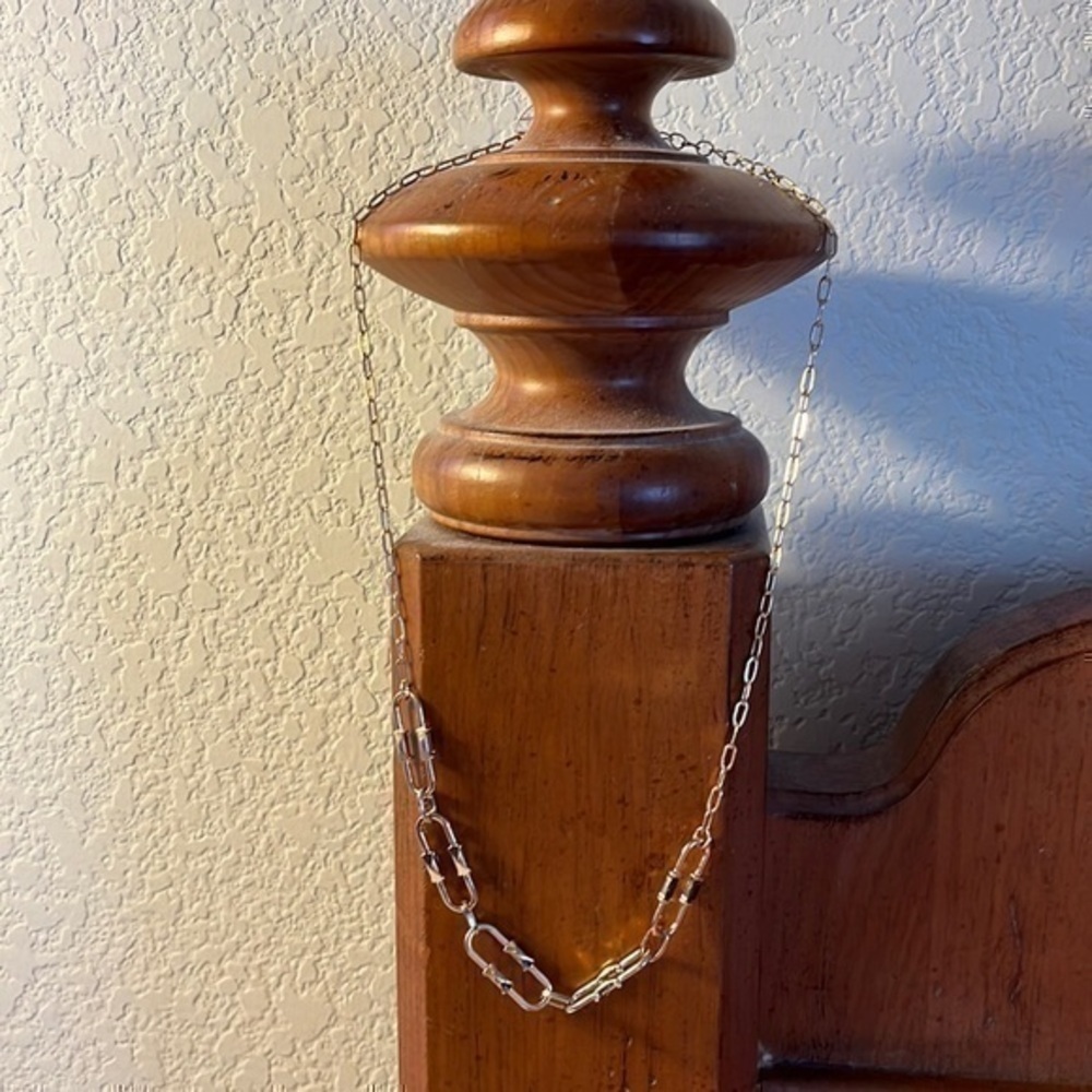 NWOT Women’s Dillard’s gold necklace.